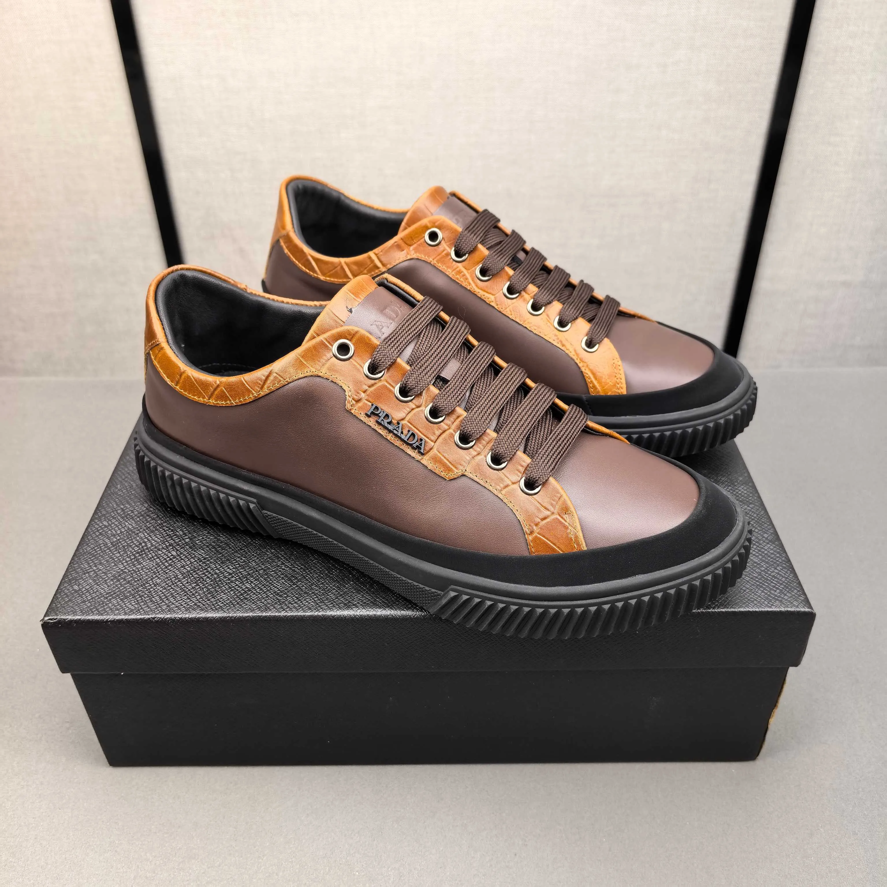 PP400👟👟👟Prada set off the audience! Prada, an international brand that is constantly innovating, this men's casual shoe, the original version, made of cowhide leather at a ratio of one to one at the store, with leather feet and rubber non-slip outsole, breathable and comfortable, quality speaks for itself👄38-44